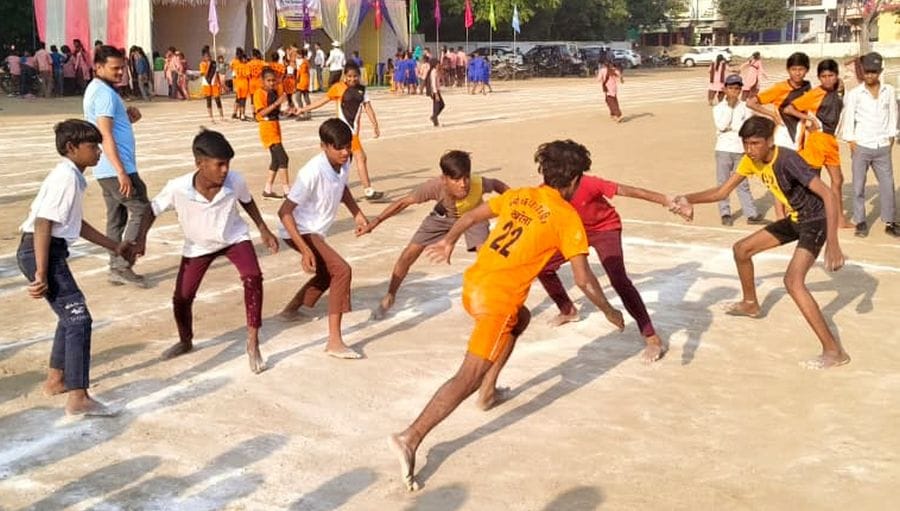 फोटो 10 एमएएचपी 14 परिचय-दौड़ में दमखम दिखातीं छात्राएं। संवाद