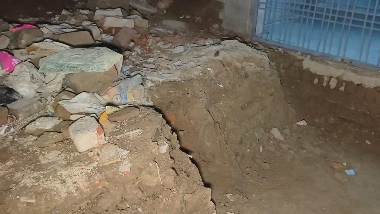 फोटो: 10 कमालगंज के श्रंगीरामपुर में ग्रामीण से पूछताछ करते इंस्पेक्टर। स्रोत:पाठक