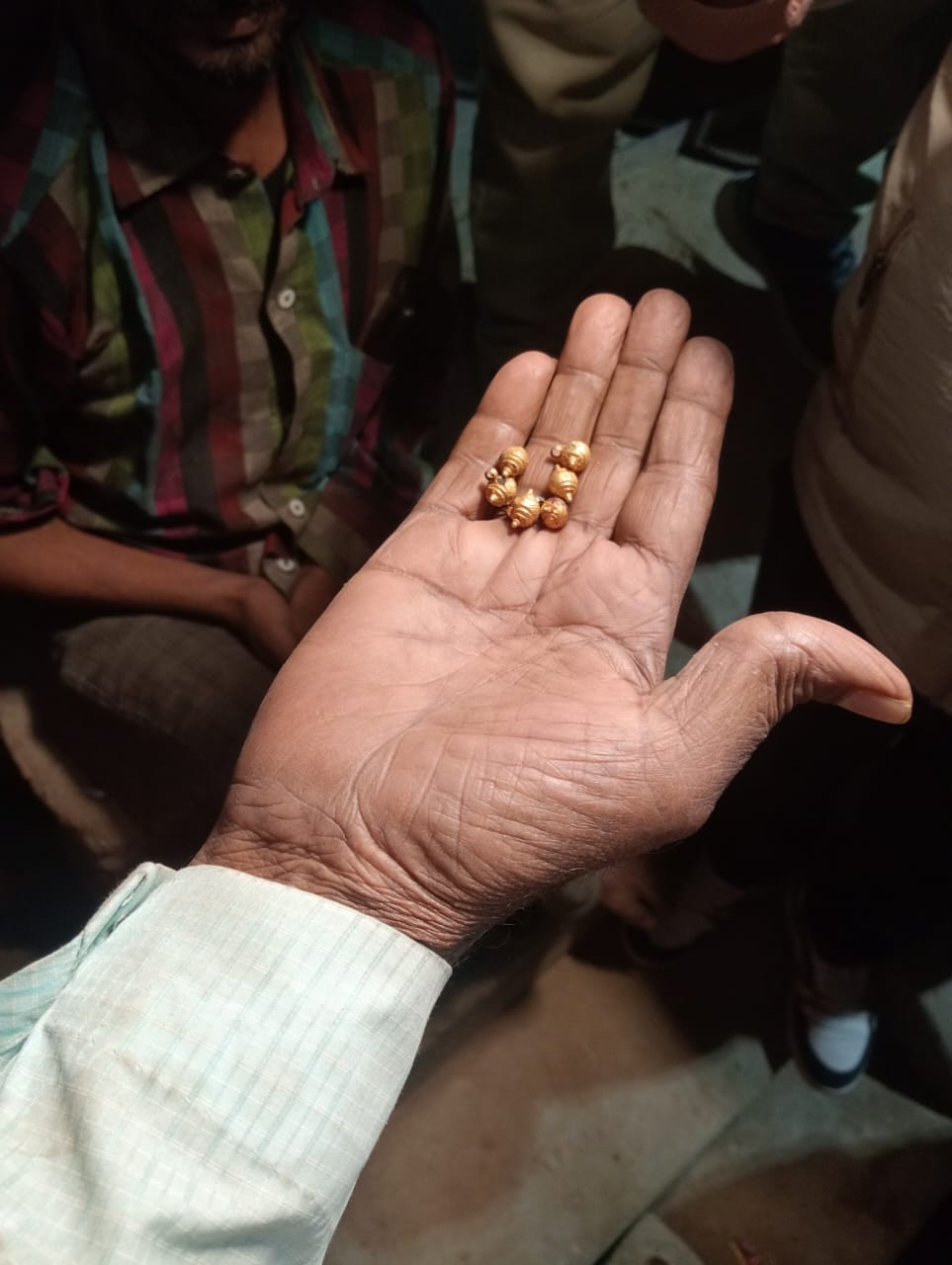 फोटो: 10 कमालगंज के श्रंगीरामपुर में ग्रामीण से पूछताछ करते इंस्पेक्टर। स्रोत:पाठक