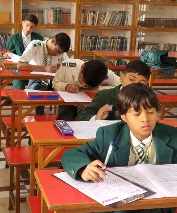 फोटो 11 एमएएचपी 25 परिचय-शहर के इंडसवैली स्कूल में परीक्षा देते छात्र-छात्राएं। संवाद