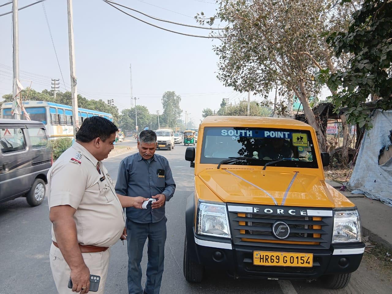 फोटो : 12: सोनीपत में स्कूल बस की चेकिंग करते पुलिस कर्मी। स्रोत : पुलिस प्रवक्ता