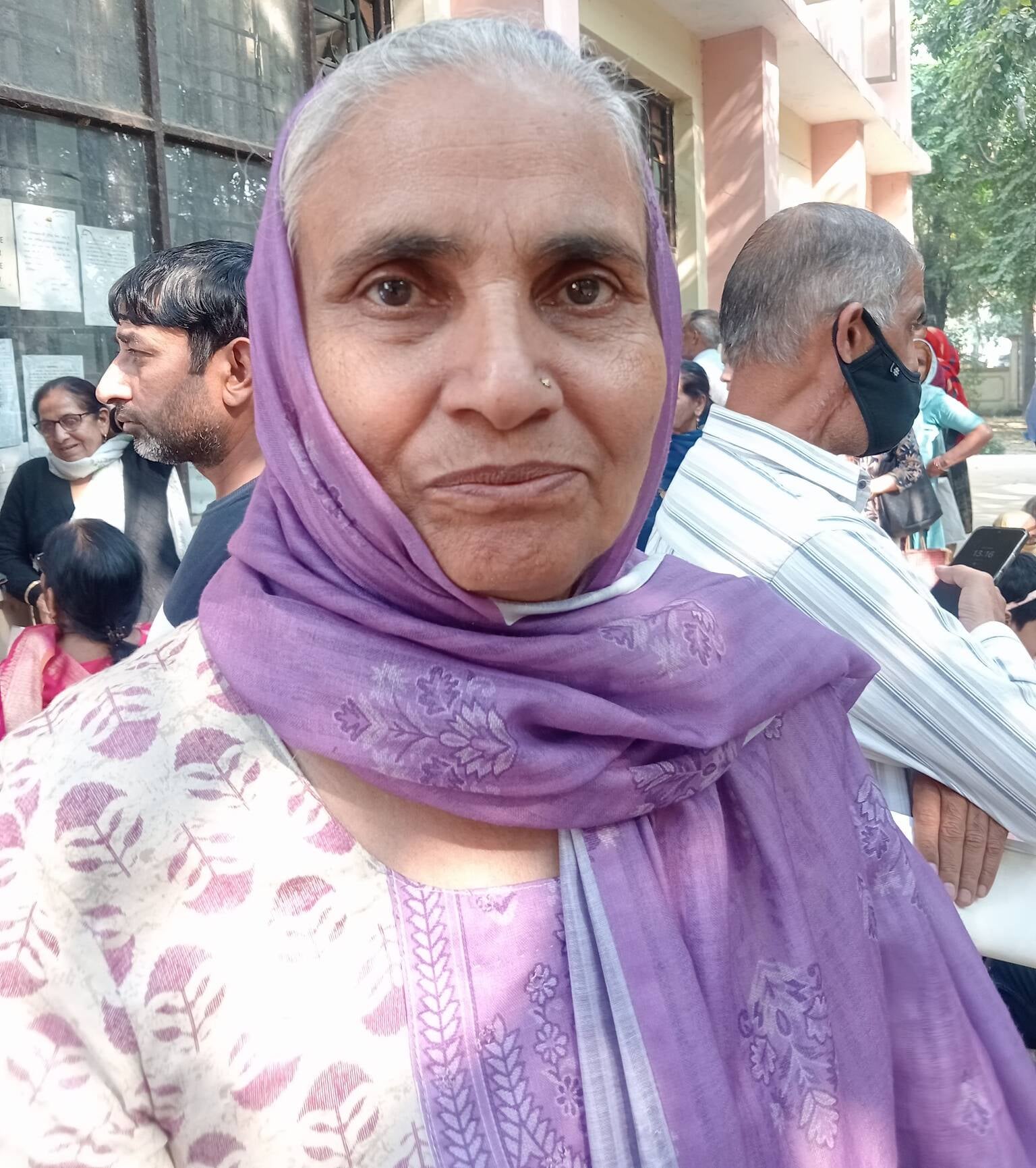 फोटो 16- सोनीपत के लघु सचिवालय स्थित खजाना अधिकारी कार्यालय के बाहर खिड़की पर लाइन में खड़े पें