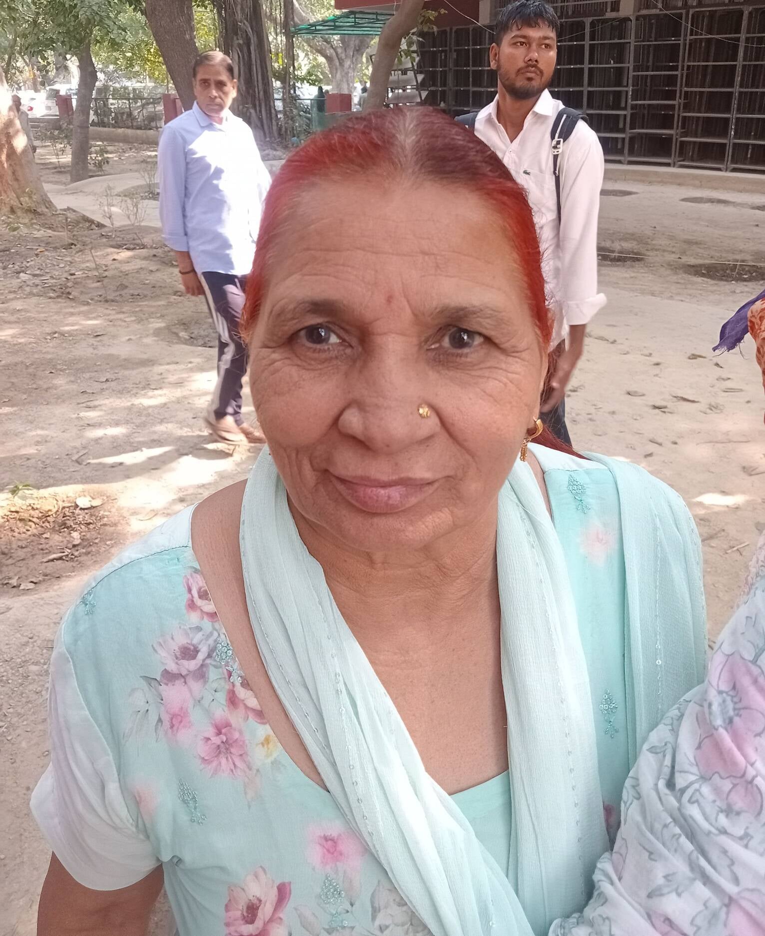 फोटो 16- सोनीपत के लघु सचिवालय स्थित खजाना अधिकारी कार्यालय के बाहर खिड़की पर लाइन में खड़े पें