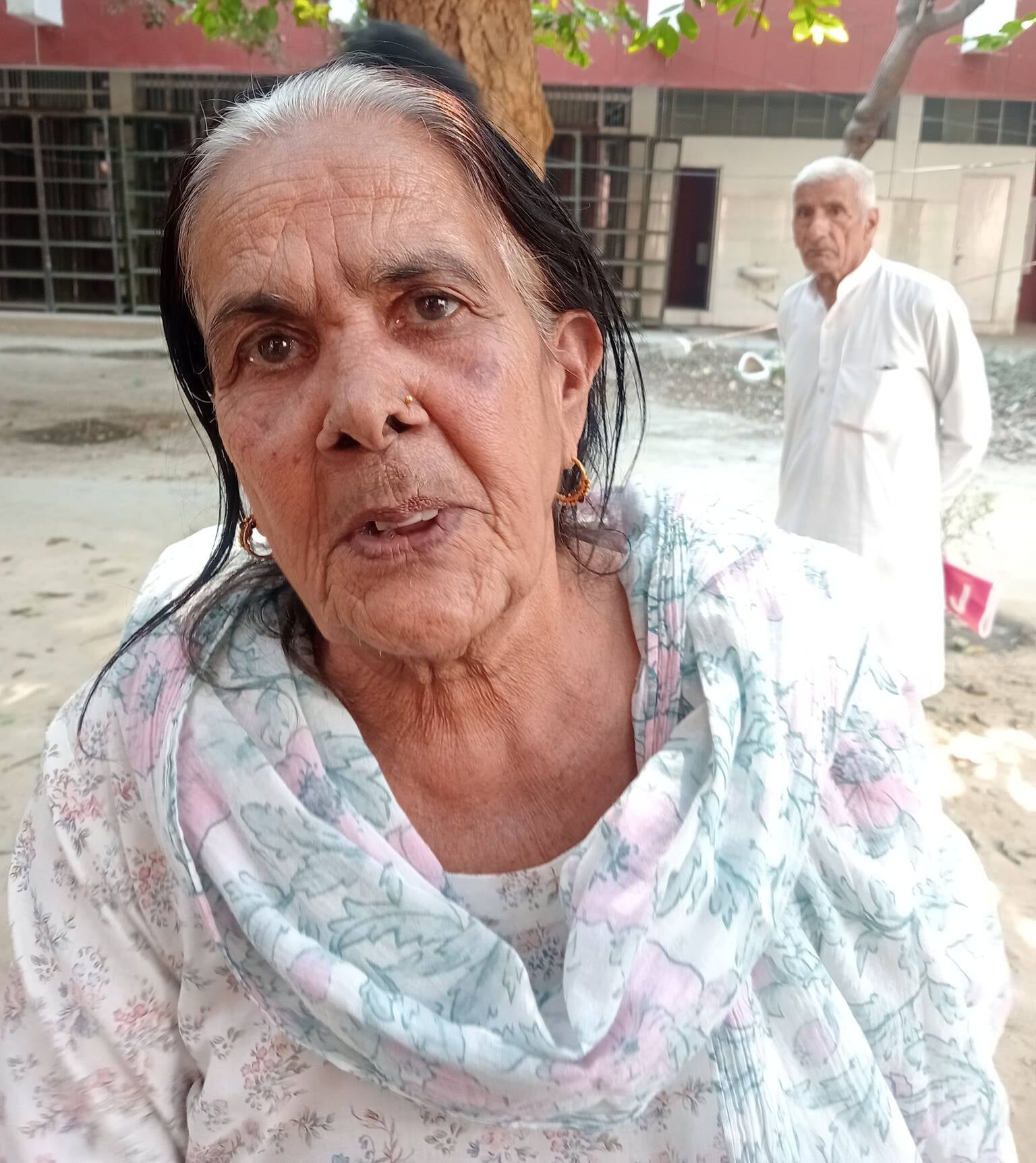 फोटो 16- सोनीपत के लघु सचिवालय स्थित खजाना अधिकारी कार्यालय के बाहर खिड़की पर लाइन में खड़े पें