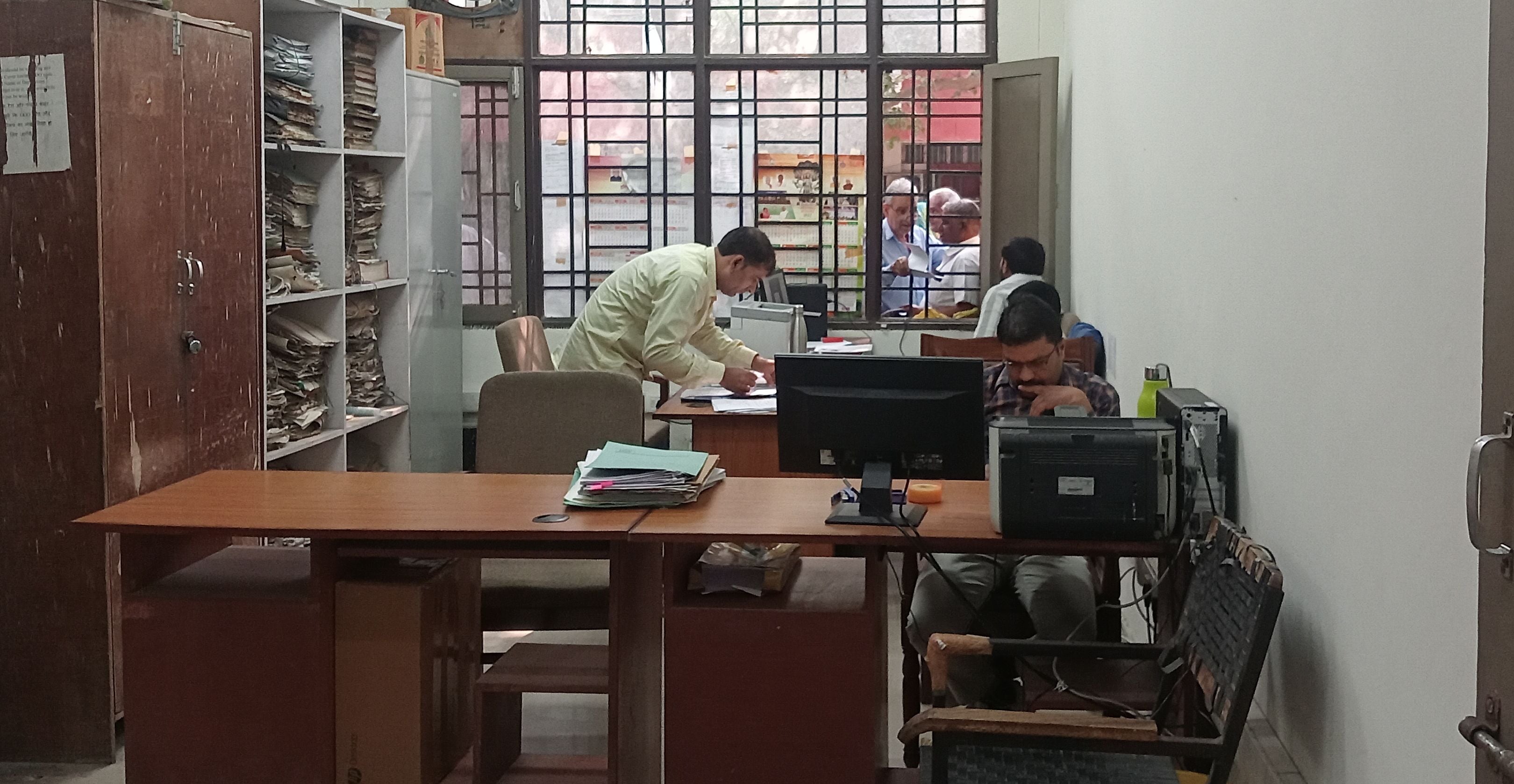 फोटो 16- सोनीपत के लघु सचिवालय स्थित खजाना अधिकारी कार्यालय के बाहर खिड़की पर लाइन में खड़े पें