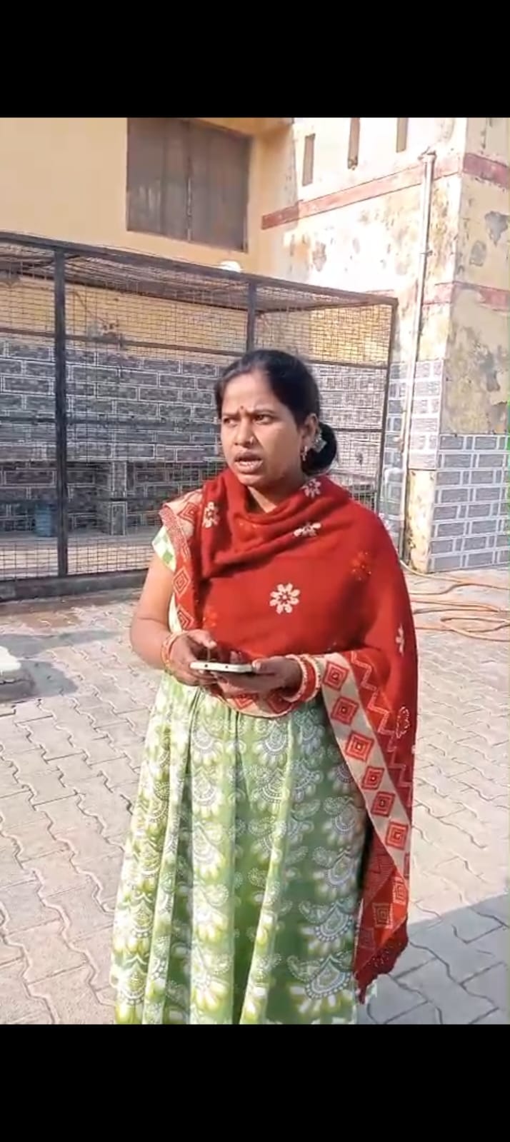 फोटो-2 बॉ विद्यालय राजेपुर में घटना की जानकारी मिलने पर स्कूल पहुंचे अन्य छात्राओं के परिजन। सं फोटो-2 बॉ विद्यालय राजेपुर में घटना की जानकारी मिलने पर स्कूल पहुंचे अन्य छात्राओं के परिजन। सं