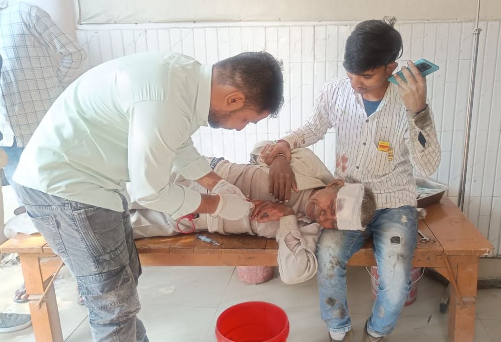 फोटो-2- दुर्घटनाग्रस्त मिनी बस की जांच करता पुलिस कर्मी। संवाद फोटो-2- दुर्घटनाग्रस्त मिनी बस की जांच करता पुलिस कर्मी। संवाद