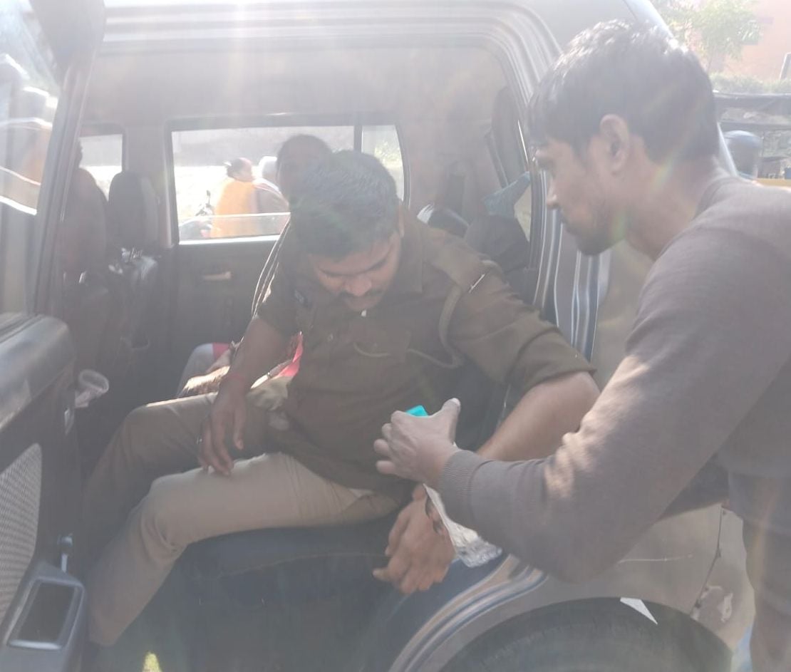 फोटो-2- दुर्घटनाग्रस्त मिनी बस की जांच करता पुलिस कर्मी। संवाद फोटो-2- दुर्घटनाग्रस्त मिनी बस की जांच करता पुलिस कर्मी। संवाद