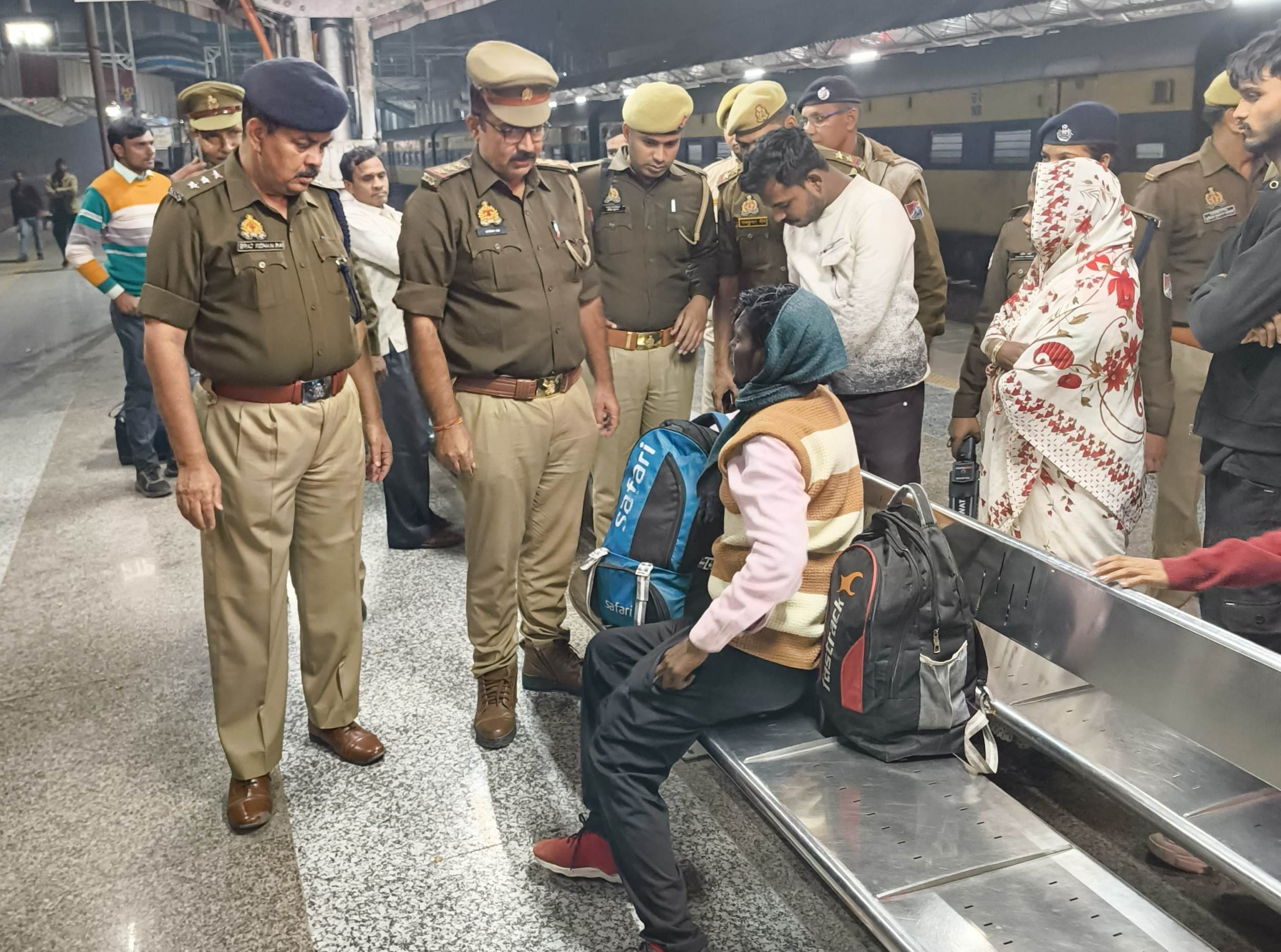 फोटाे-55 रेलवे स्टेशन पर चेकिंग करती पुलिस। स्रोत पुलिस फोटाे-55 रेलवे स्टेशन पर चेकिंग करती पुलिस। स्रोत पुलिस