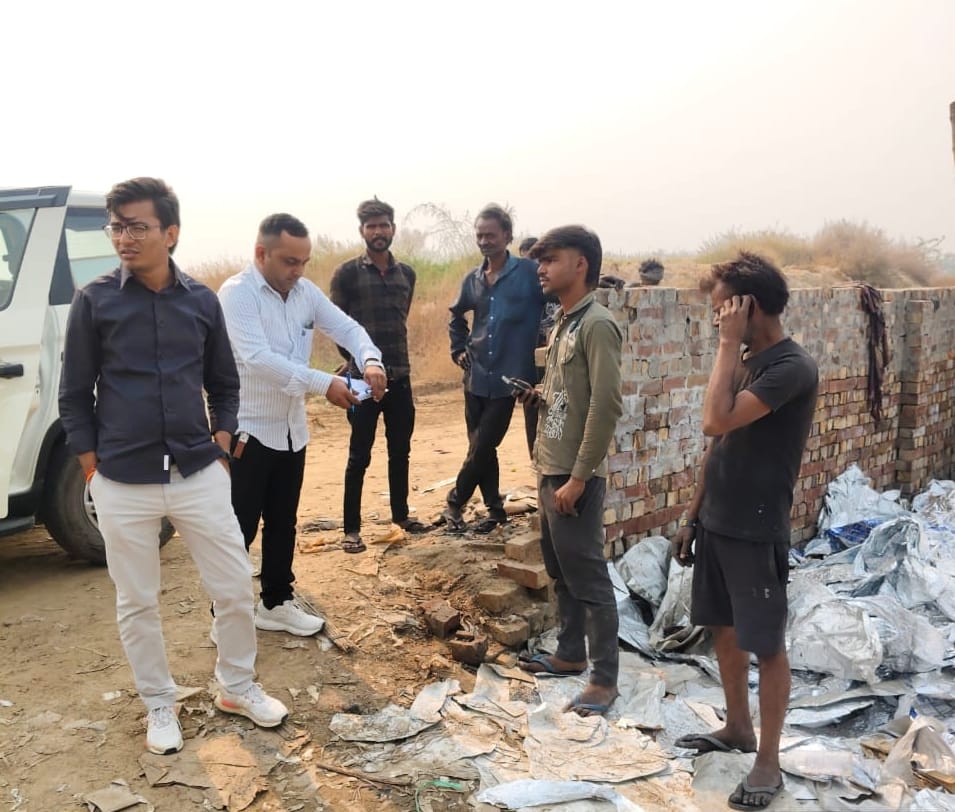 -फोटो 58 : मुंगेशपुर ड्रेन के किनारे चल रही अवैध इकाई में चल रहा प्लास्टिक पिघलाने का काम। स्रो -फोटो 58 : मुंगेशपुर ड्रेन के किनारे चल रही अवैध इकाई में चल रहा प्लास्टिक पिघलाने का काम। स्रो
