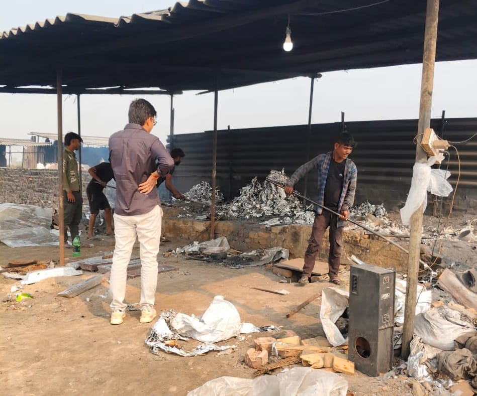-फोटो 58 : मुंगेशपुर ड्रेन के किनारे चल रही अवैध इकाई में चल रहा प्लास्टिक पिघलाने का काम। स्रो -फोटो 58 : मुंगेशपुर ड्रेन के किनारे चल रही अवैध इकाई में चल रहा प्लास्टिक पिघलाने का काम। स्रो