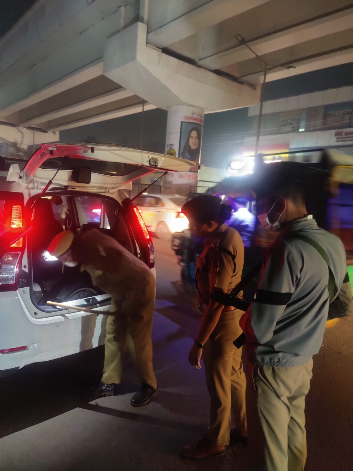 फोटो 69 : बहादुरगढ़ में टिकरी बॉर्डर पर वाहनों की जांच करते पुलिसकर्मी।