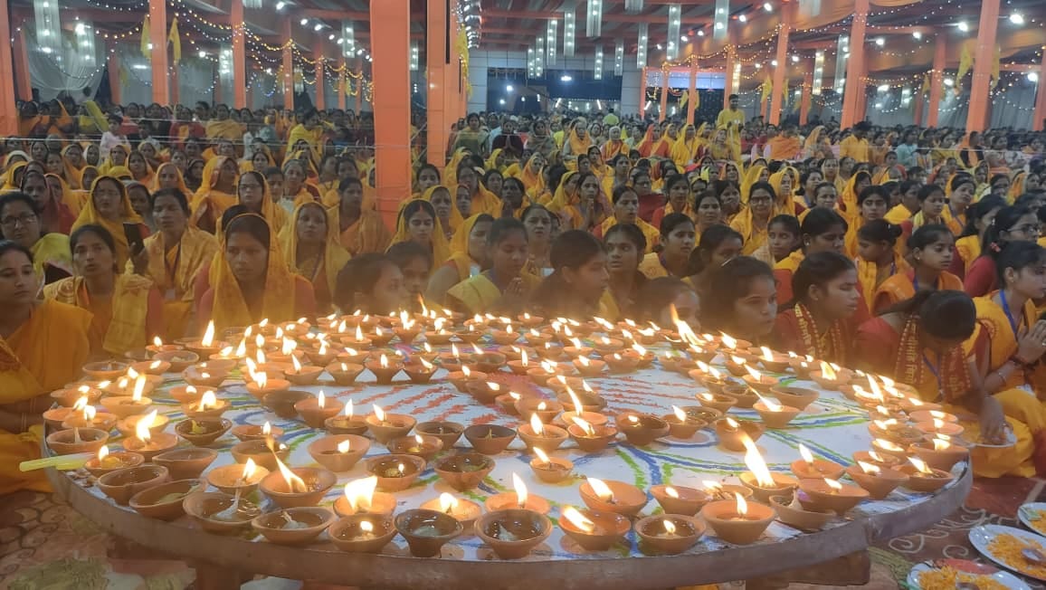 गायत्री परिवार के विराट नारी उत्कर्ष समारोह में महिला पुलिसकर्मियों का किया जा रहा अभिनंदन। स्र