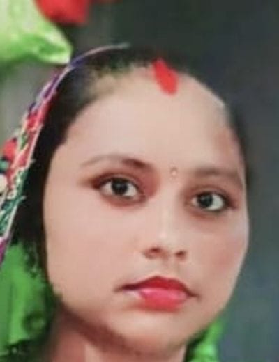 घटना की जानकारी देते मृतिका बिनीता के परिजन व रिश्तेदार । संवाद घटना की जानकारी देते मृतिका बिनीता के परिजन व रिश्तेदार । संवाद