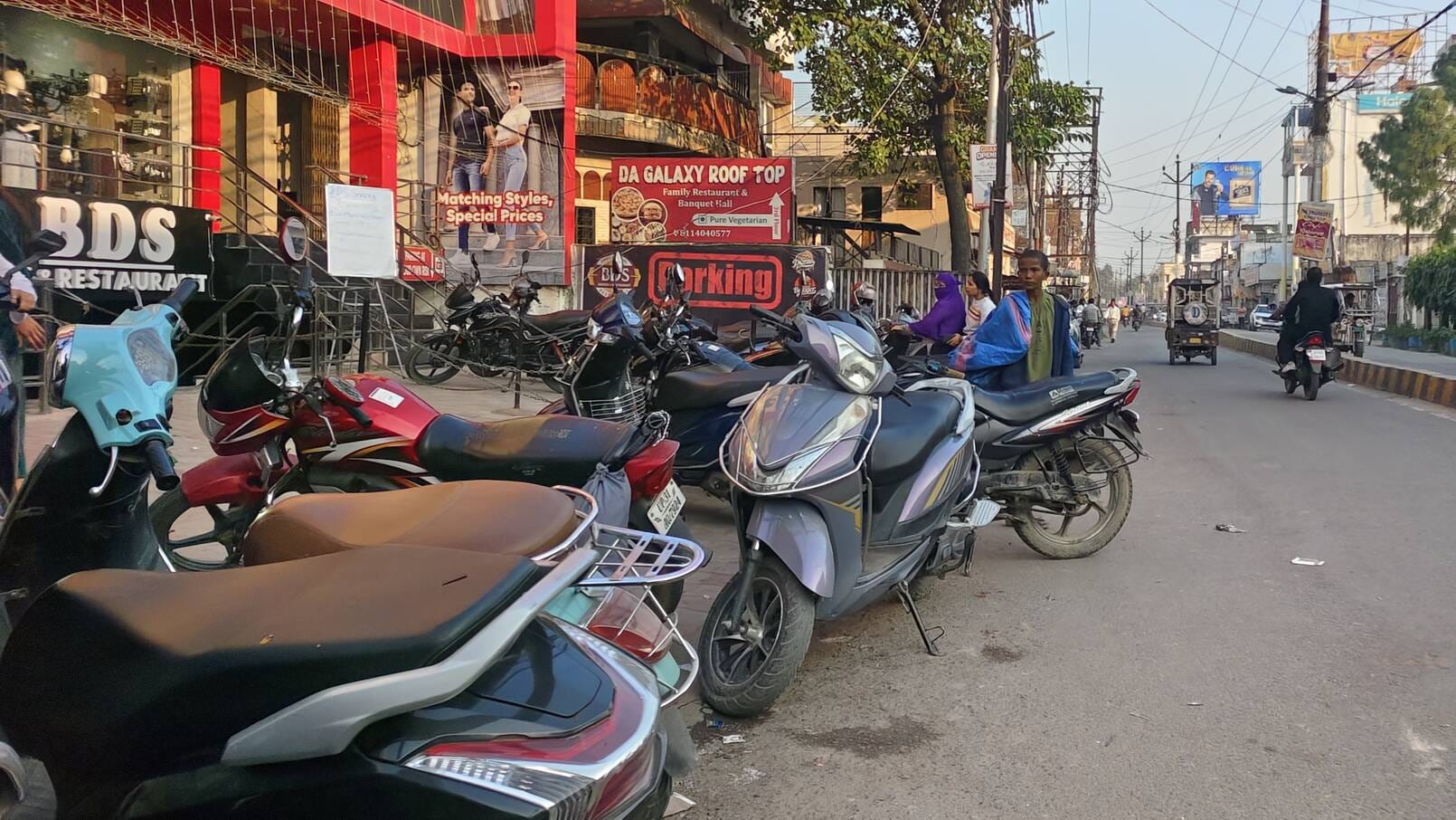 जंगलीनाथ मंदिर के सामने नवजीवन नर्सिंग होम के बाहर नो पार्किंग में खड़े वाहन। संवाद