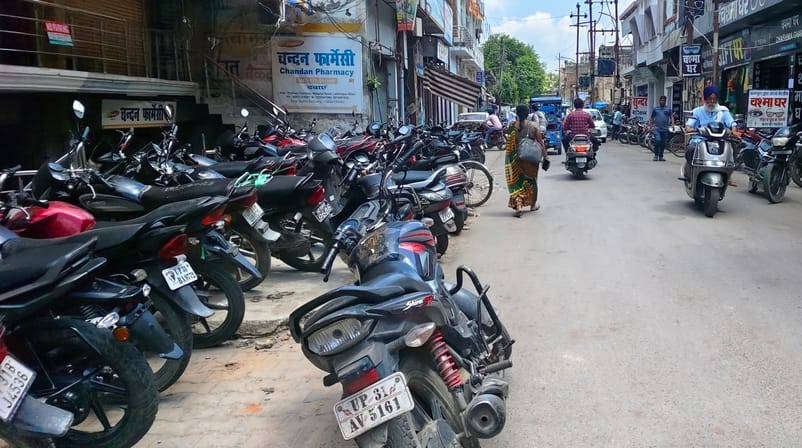 जंगलीनाथ मंदिर के सामने नवजीवन नर्सिंग होम के बाहर नो पार्किंग में खड़े वाहन। संवाद