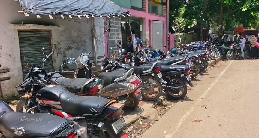 जंगलीनाथ मंदिर के सामने नवजीवन नर्सिंग होम के बाहर नो पार्किंग में खड़े वाहन। संवाद