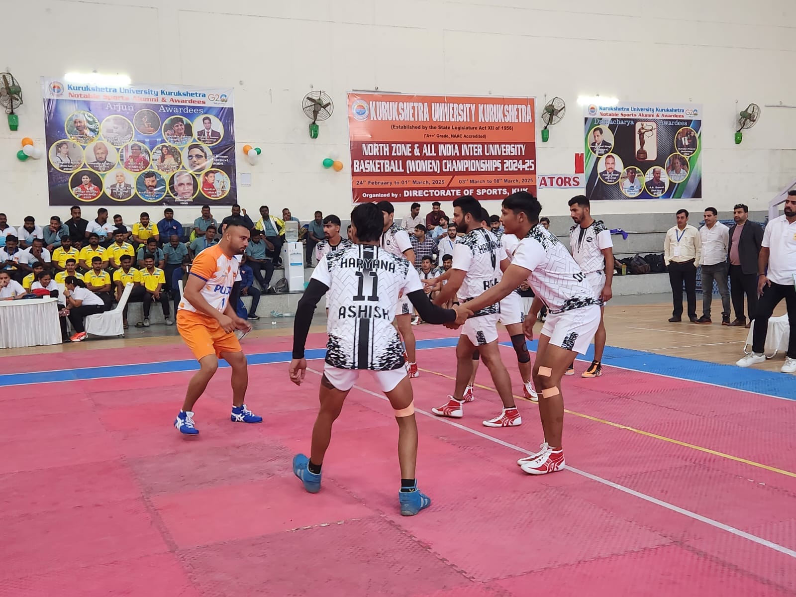 कुरुक्षेत्र। हरियाणा टीम का खिलाड़ी पंजाब के खिलाड़ी को रोकते हुए। संवाद