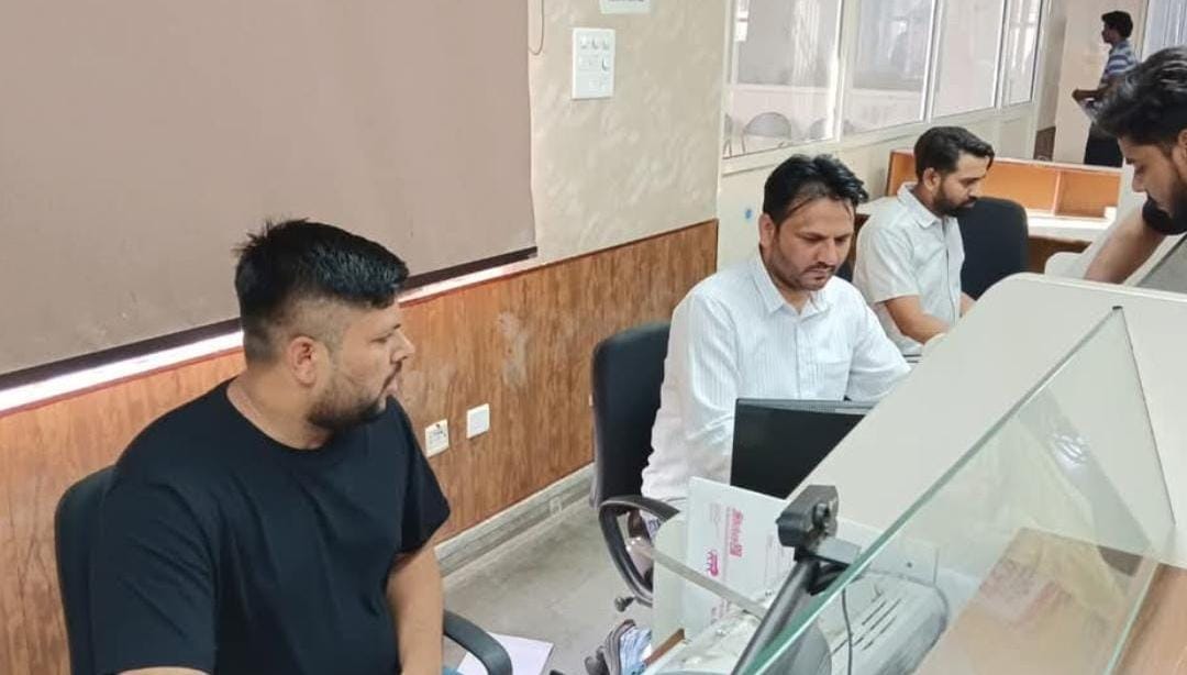 कुरुक्षेत्र। ऑनलाइन रजिस्ट्री करते तहसील कार्यालय के कर्मचारी। संवाद कुरुक्षेत्र। ऑनलाइन रजिस्ट्री करते तहसील कार्यालय के कर्मचारी। संवाद
