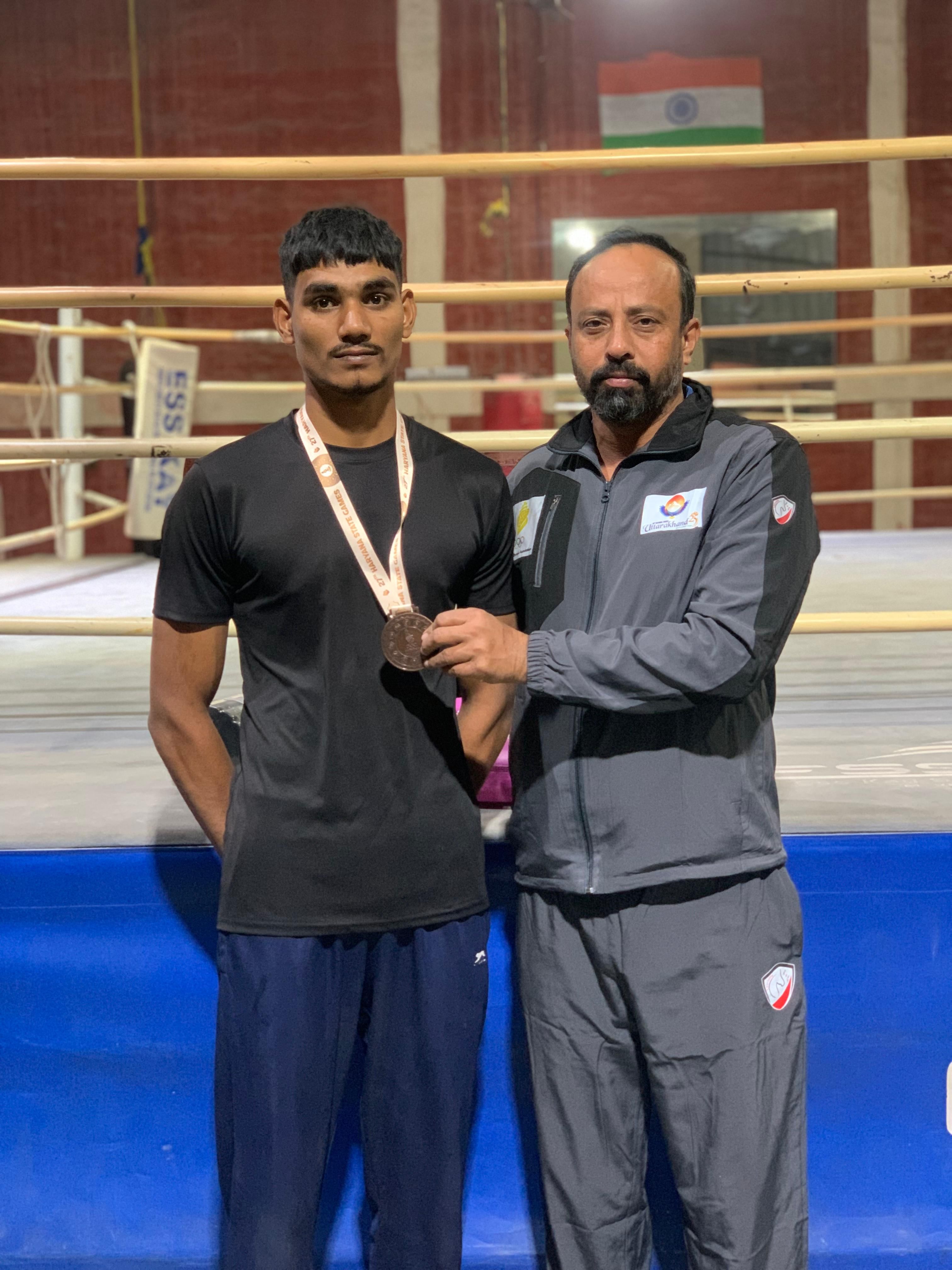 कुरुक्षेत्र। प्रशिक्षक जितेंद्र सिंह के साथ विजेता खिलाड़ी नैंसी। स्वयं