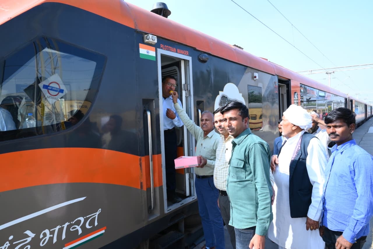कुरुक्षेत्र। वंदे भारत ट्रेन में सवार रेलवे अधिकारियों का मठाई खिलाकर स्वागत करते हुए सांसद न कुरुक्षेत्र। वंदे भारत ट्रेन में सवार रेलवे अधिकारियों का मठाई खिलाकर स्वागत करते हुए सांसद न