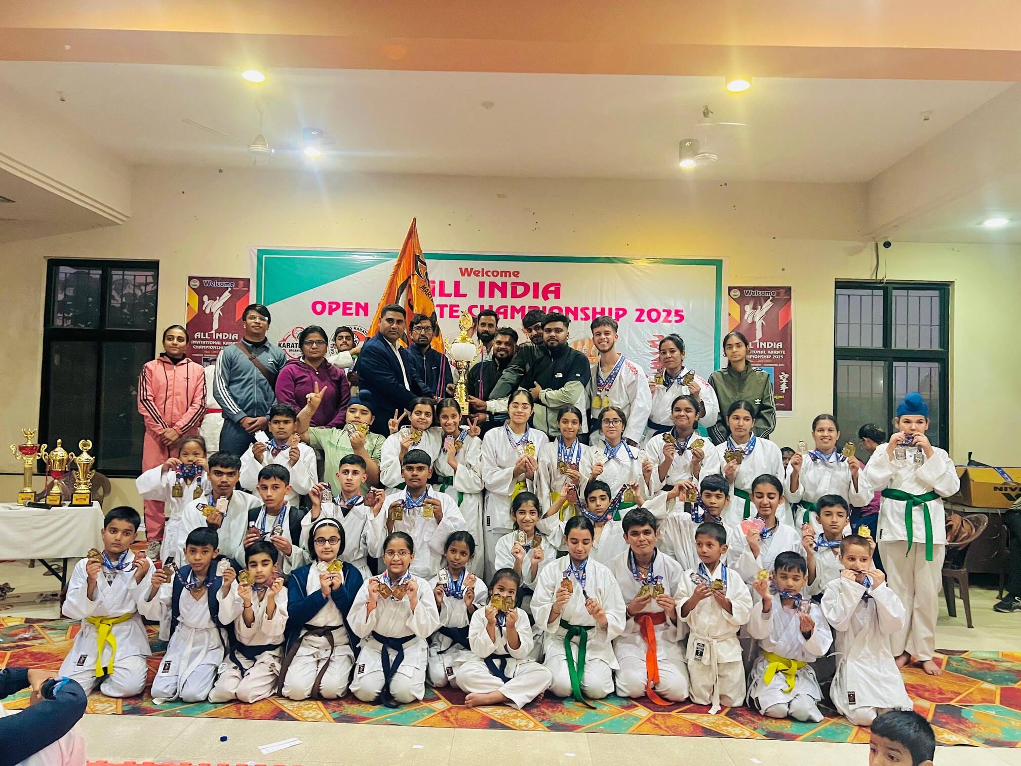 कराटे प्रतियोगिता में पदक जीतने वाले खिलाड़ी। स्रोत अकादमी कराटे प्रतियोगिता में पदक जीतने वाले खिलाड़ी। स्रोत अकादमी