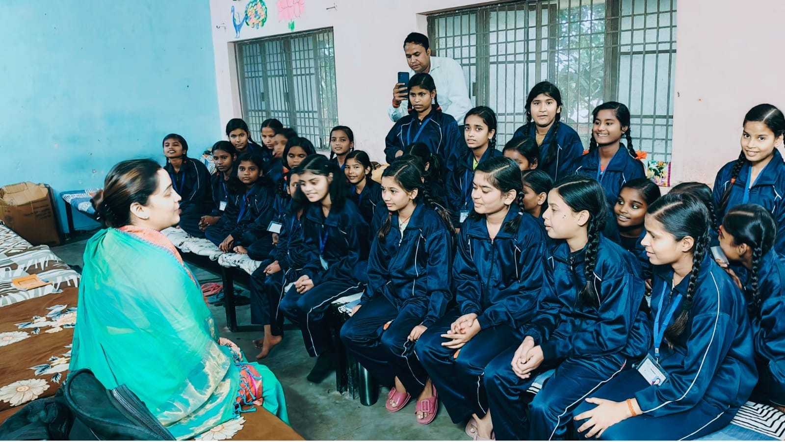 कस्तूरबा गांधी विद्यालय में छात्राओं से बात करतीं राज्य महिला आयोग की उपाध्यक्ष अपर्णा यादव। स्