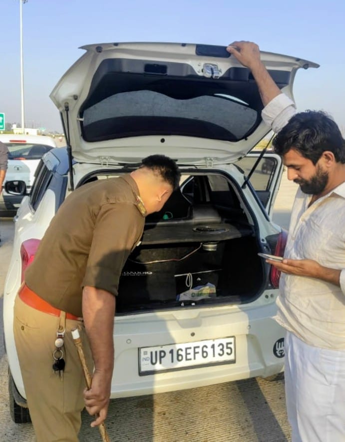 कांवड़ मार्ग पर गाजियाबाद जिले के बोर्डर पर मंगलवार रात चैकिंग करते हुए जानी पुलिस फोटो संवाद कांवड़ मार्ग पर गाजियाबाद जिले के बोर्डर पर मंगलवार रात चैकिंग करते हुए जानी पुलिस फोटो संवाद