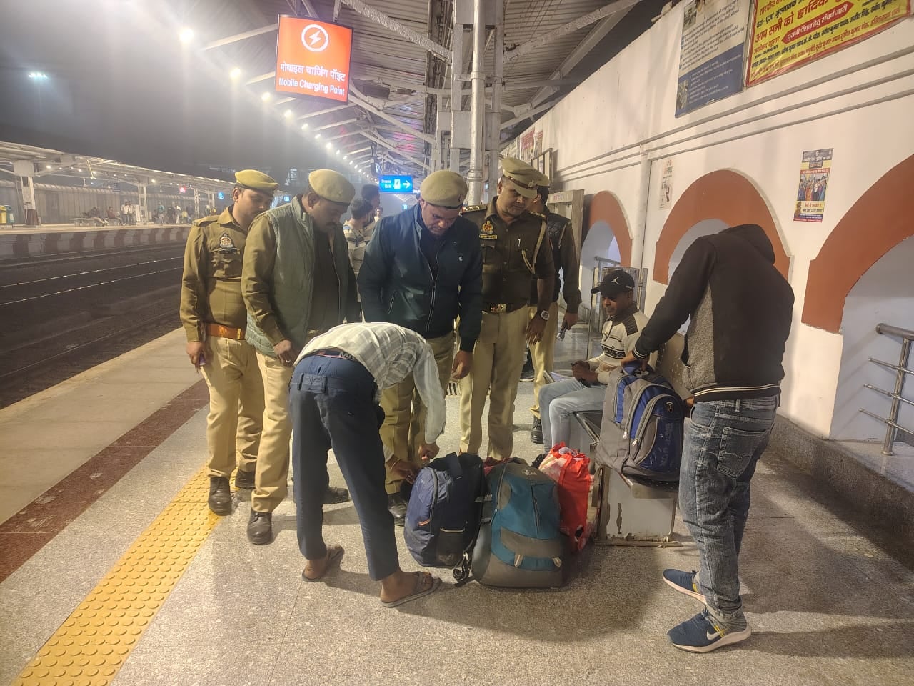 खलीलाबाद रेलवे स्टेशन पर स्थिति सामान्य रही, यात्री ट्रेनों का इतजार कर रहे थे-संवाद खलीलाबाद रेलवे स्टेशन पर स्थिति सामान्य रही, यात्री ट्रेनों का इतजार कर रहे थे-संवाद