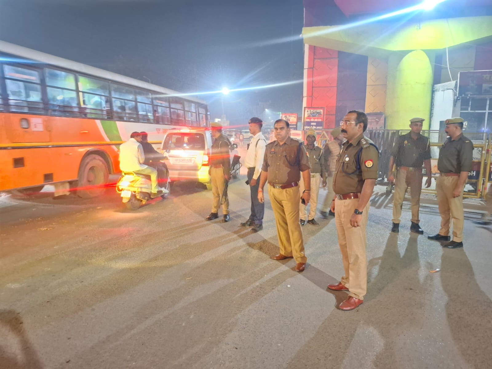 खलीलाबाद रेलवे स्टेशन पर स्थिति सामान्य रही, यात्री ट्रेनों का इतजार कर रहे थे-संवाद खलीलाबाद रेलवे स्टेशन पर स्थिति सामान्य रही, यात्री ट्रेनों का इतजार कर रहे थे-संवाद