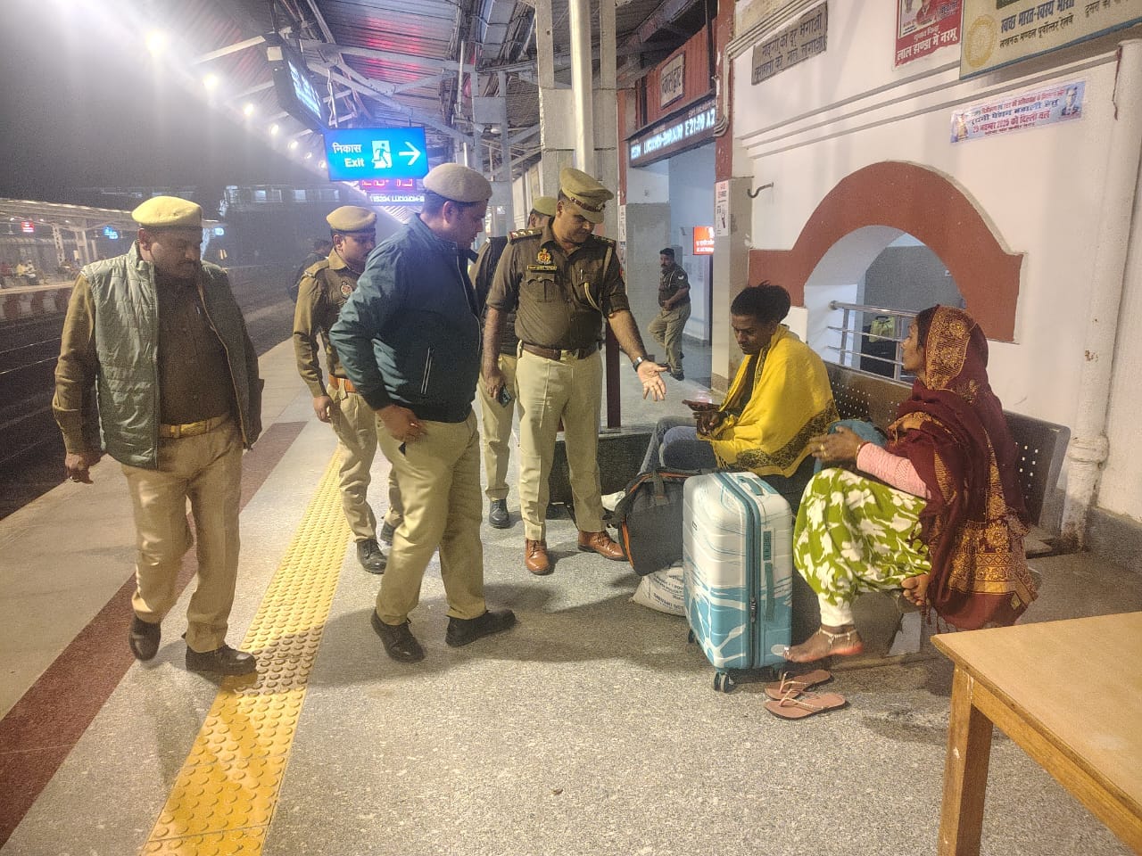 खलीलाबाद रेलवे स्टेशन पर स्थिति सामान्य रही, यात्री ट्रेनों का इतजार कर रहे थे-संवाद खलीलाबाद रेलवे स्टेशन पर स्थिति सामान्य रही, यात्री ट्रेनों का इतजार कर रहे थे-संवाद