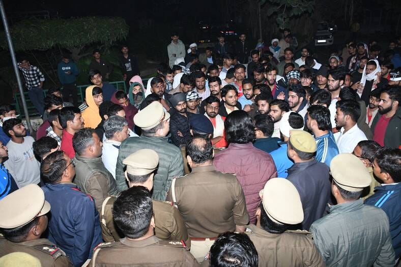 लविवि परिसर में पुलिस चौकी का घेराव कर प्रदर्शन करते छात्र एवं समझाते एसीपी। लविवि परिसर में पुलिस चौकी का घेराव कर प्रदर्शन करते छात्र एवं समझाते एसीपी।