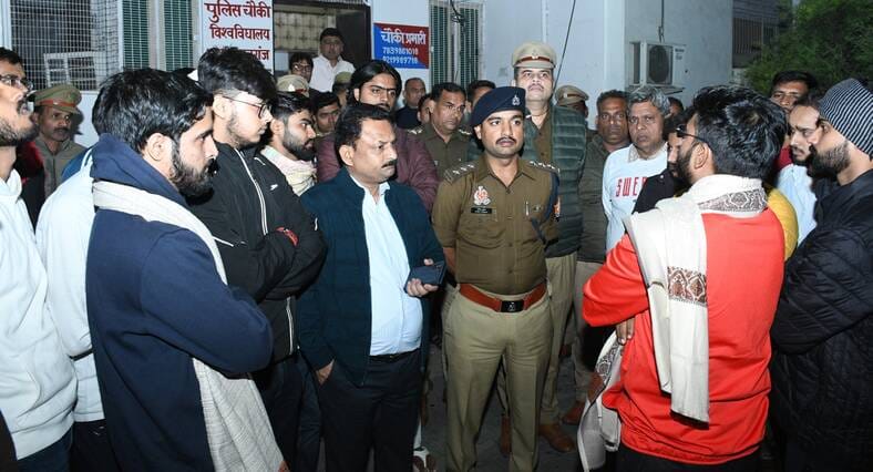 लविवि परिसर में पुलिस चौकी का घेराव कर प्रदर्शन करते छात्र एवं समझाते एसीपी। लविवि परिसर में पुलिस चौकी का घेराव कर प्रदर्शन करते छात्र एवं समझाते एसीपी।