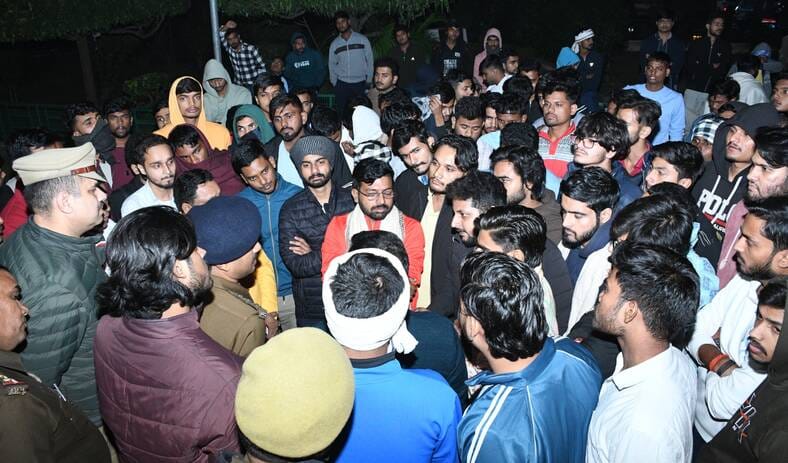 लविवि परिसर में पुलिस चौकी का घेराव कर प्रदर्शन करते छात्र एवं समझाते एसीपी। लविवि परिसर में पुलिस चौकी का घेराव कर प्रदर्शन करते छात्र एवं समझाते एसीपी।