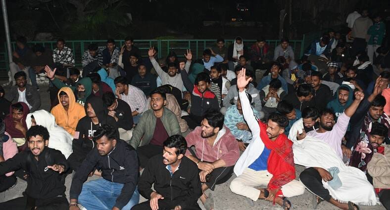 लविवि परिसर में पुलिस चौकी का घेराव कर प्रदर्शन करते छात्र एवं समझाते एसीपी। लविवि परिसर में पुलिस चौकी का घेराव कर प्रदर्शन करते छात्र एवं समझाते एसीपी।