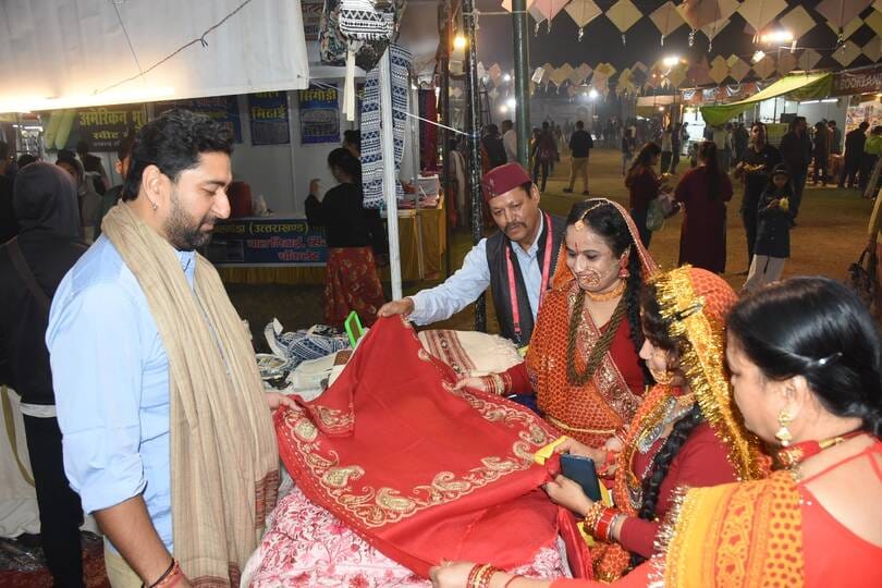 महिलाओं को खूब भा रहे कश्मीरी शॉल और कुर्ते महिलाओं को खूब भा रहे कश्मीरी शॉल और कुर्ते