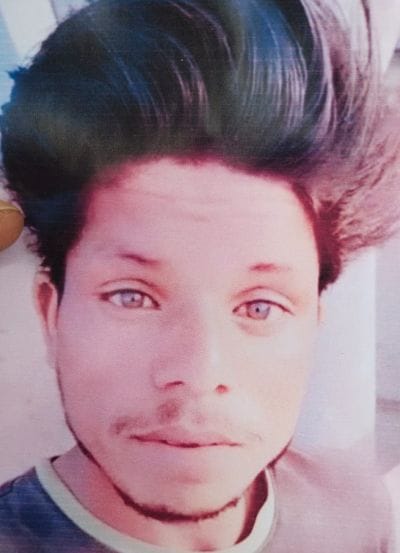 मौके पर लगी परिजनों व ग्रामीणों की भीड़। जानकारी करती पुलिस। संवाद मौके पर लगी परिजनों व ग्रामीणों की भीड़। जानकारी करती पुलिस। संवाद