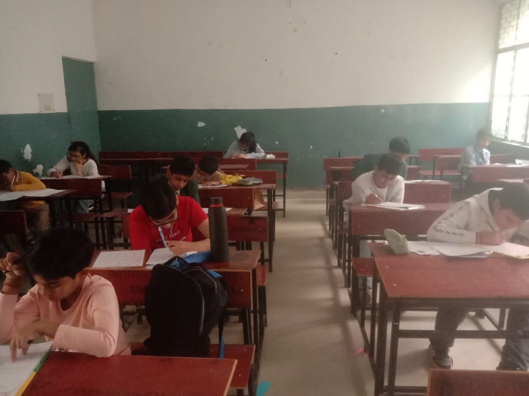 मधुसूदन पब्लिक स्कूल में परीक्षा देते विद्यार्थी। संवाद