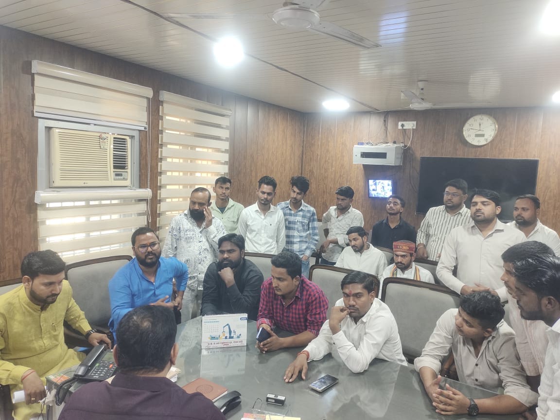 निजी अस्पताल मामले में सीएमओ का घेराव करते भाजयुमो कार्यकर्ता, पदाधिकारी निजी अस्पताल मामले में सीएमओ का घेराव करते भाजयुमो कार्यकर्ता, पदाधिकारी