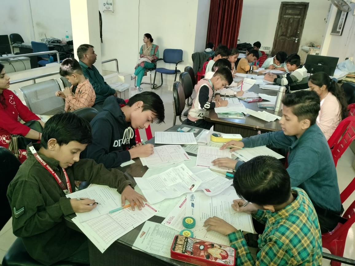 ओलंपियाड : रामपुर कलां के एलएसपी स्कूल में गणित की परीक्षा देते बच्चे। संवाद