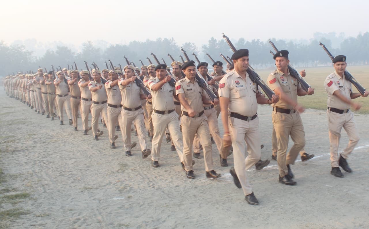 पुलिस कर्मियों को निर्देश देती एसपी।
