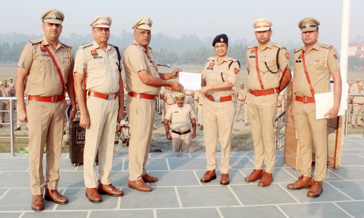 पुलिस कर्मियों को निर्देश देती एसपी।