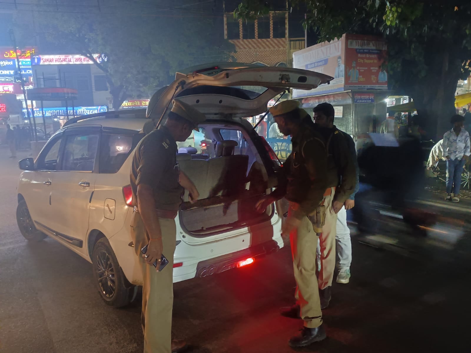 पुरानी बस्ती क्षेत्र में जांच करती पुलिस- पुलिस पुरानी बस्ती क्षेत्र में जांच करती पुलिस- पुलिस