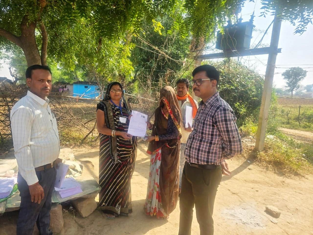 प्रपत्र बांटते एसडीएम