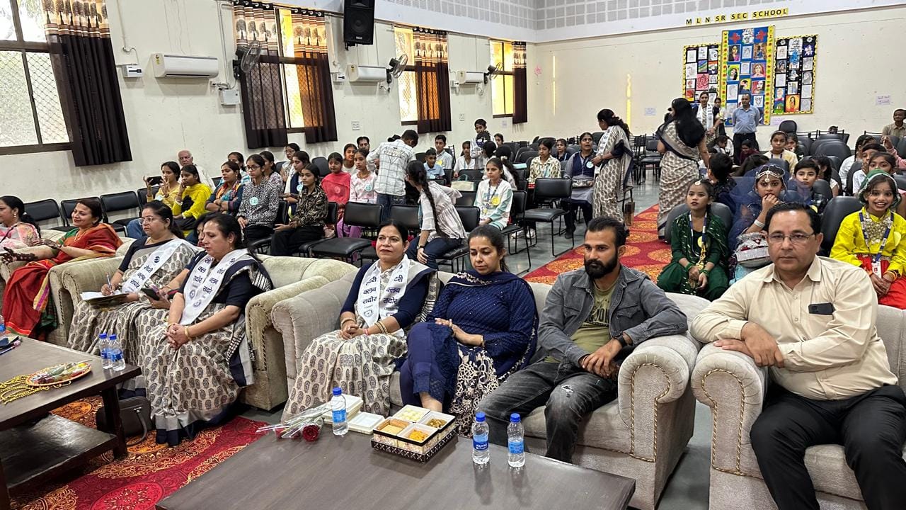 प्रस्तुति देती छात्रा। संवाद प्रस्तुति देती छात्रा। संवाद