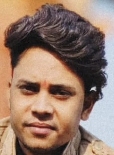 राहुल दुबे की मौत के बाद गमजदा परिजन रिश्तेदारों काे फोन से जानकारी देती महिला। संवाद राहुल दुबे की मौत के बाद गमजदा परिजन रिश्तेदारों काे फोन से जानकारी देती महिला। संवाद