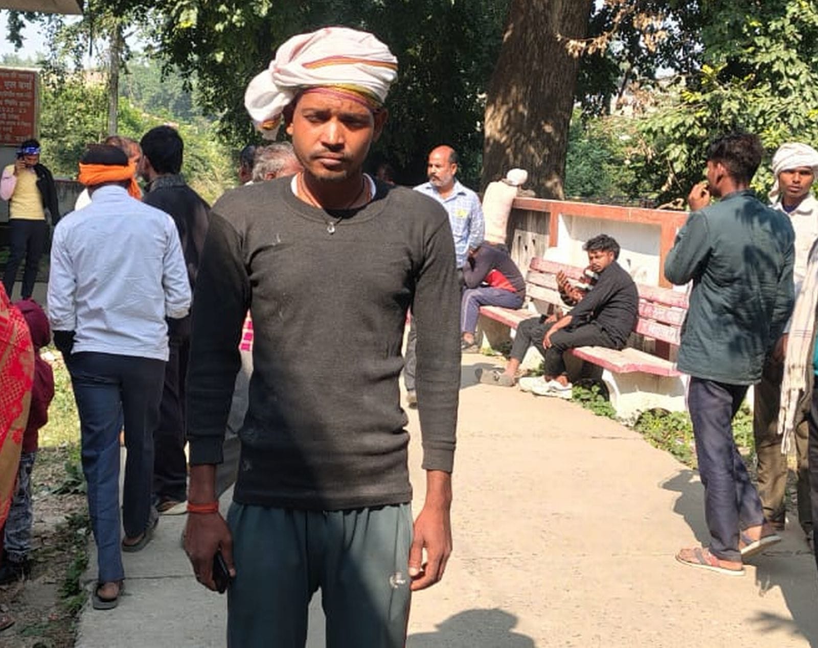 राहुल दुबे की मौत के बाद गमजदा परिजन रिश्तेदारों काे फोन से जानकारी देती महिला। संवाद राहुल दुबे की मौत के बाद गमजदा परिजन रिश्तेदारों काे फोन से जानकारी देती महिला। संवाद