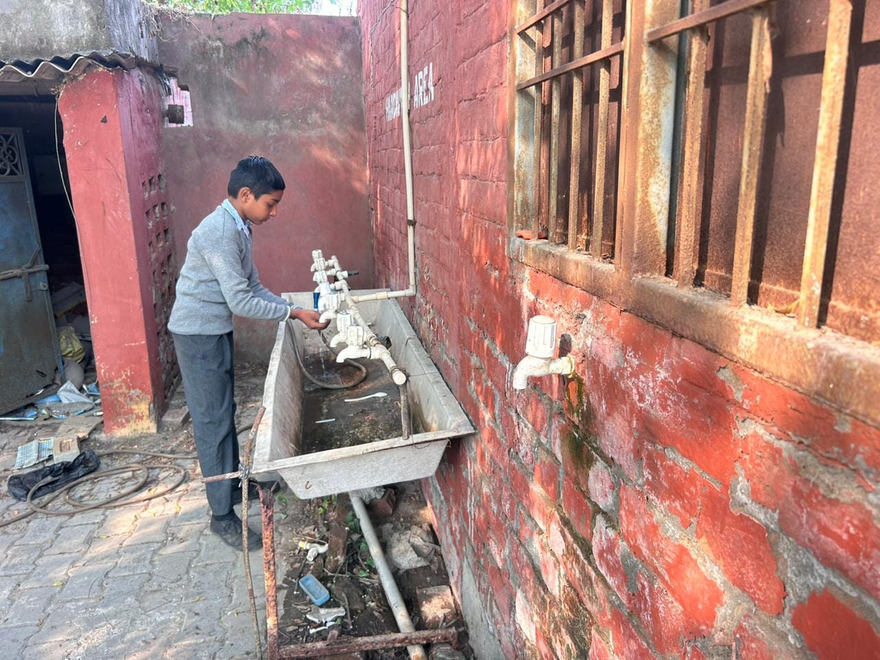 रोहतक के कंसाला राजकीय उच्च विद्यालय में कमरे में बंद पड़ा आरओ वाटर कूलर। संवाद