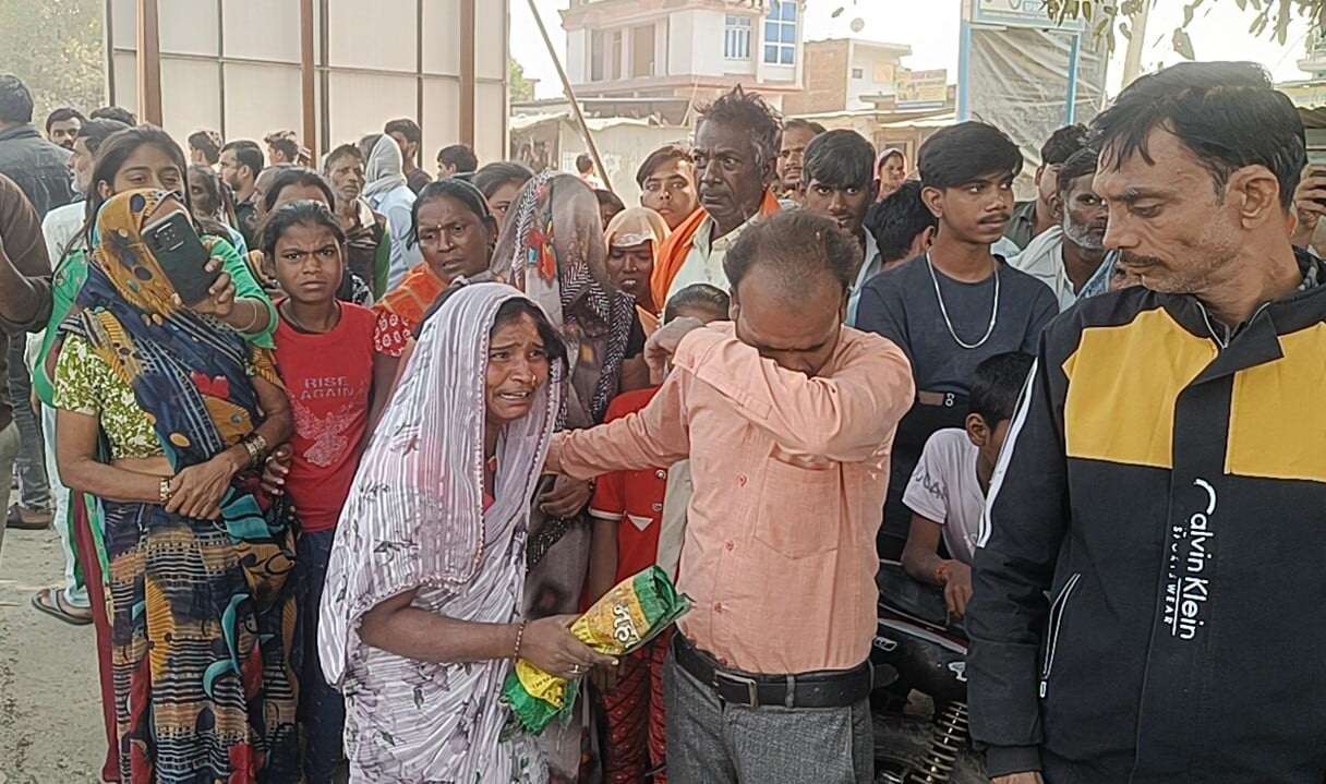 रोजा में जमुका दोराहा पर मंगलवार दोपहर हादसे के बाद बिलखते राजकुमारी के परिजन। संवाद रोजा में जमुका दोराहा पर मंगलवार दोपहर हादसे के बाद बिलखते राजकुमारी के परिजन। संवाद