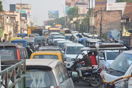 राजधानी में सोमवार को कई इलाके जाम से जूझते नजर आए।